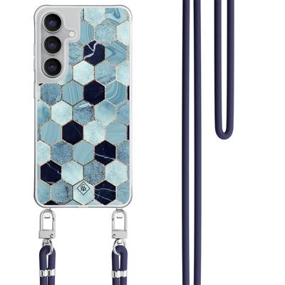Samsung Galaxy S25 FE hoesje met donkerblauw koord - Blue cubes Samsung Galaxy S25 FE hoesje met donkerblauw koord - Blue cubes