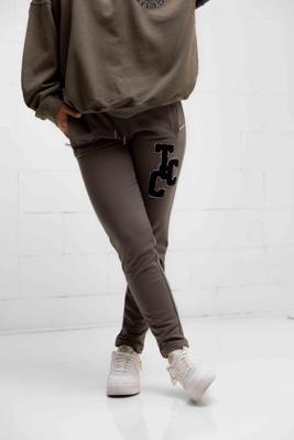 Couture Club Varsity Boucle Logo Trainingsbroek Dames Bruin - Maat XS - Kleur: Bruin | Soccerfanshop Couture Club Varsity Boucle Logo Trainingsbroek Dames Bruin - Maat XS - Kleur: Bruin | Soccerfanshop