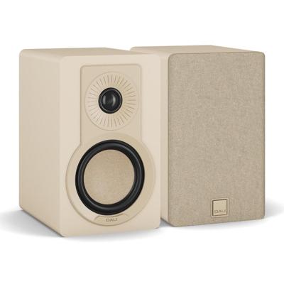 DALI KUPID Premium compacte passieve hifi-plankluidspreker, 2-weg design met 4,5 inch woofer en 1 inch tweeter, inclusief wandhouder (paar) - karamel wit