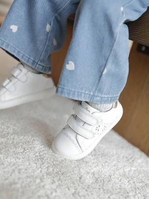 Baskets met klittenband van leer baby wit