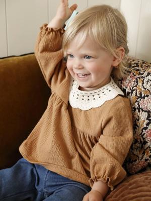 T-shirt baby van gekreukte jersey met gehaakte kraag karamel