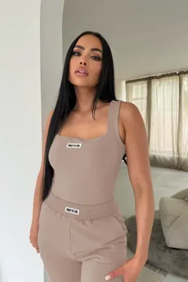 Unique The Label Nena Tank Top Dames Lichtbruin - Maat XS - Kleur: Lichtbruin | Soccerfanshop Unique The Label Nena Tank Top Dames Lichtbruin - Maat XS - Kleur: Lichtbruin | Soccerfanshop