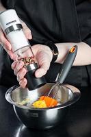 Fackelmann pouring&dispensing duo molen voor zout en peper - thumbnail