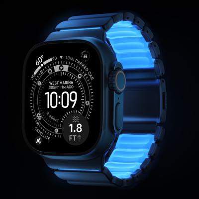 Nomad Stratos Titanium Strap Apple Watch 44mm / 45mm / 46mm / 49mm Zwart / Icy Blue Glow