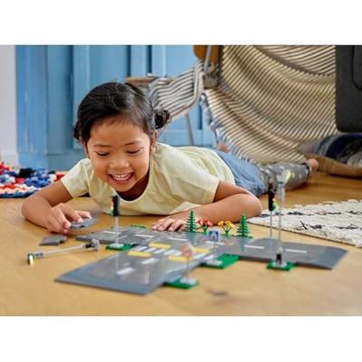 LEGO City 60304 Kruispunt om in elkaar te zetten, City bouwspel met panelen en wegen om in elkaar te zetten voor jongen of meisje - thumbnail