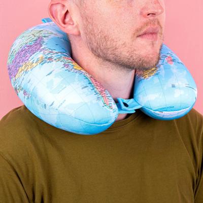 Wereldkaart nekkussen Wereldkaart nekkussen