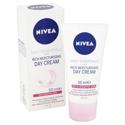 Nivea Essentials Hydraterende Dagcreme Droge Of Gevoelige Huid 50ml Nivea Essentials Hydraterende Dagcreme Droge Of Gevoelige Huid 50ml
