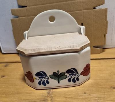 Boerenbont Zoutbakje aardewerk met houten deksel