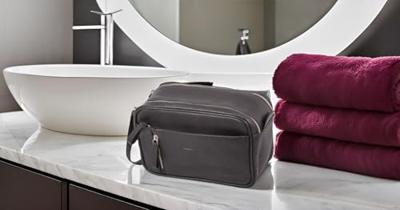 Alassio JU-47036 Toilettas Salina Leer Met Een Hoofd Compartiment, Kleur Zwart Alassio JU-47036 Toilettas Salina Leer Met Een Hoofd Compartiment, Kleur Zwart