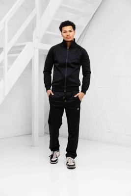 Cruyff Obsidian Trainingspak Heren Zwart/Goud - Maat S - Kleur: Zwart | Soccerfanshop Cruyff Obsidian Trainingspak Heren Zwart/Goud - Maat S - Kleur: Zwart | Soccerfanshop