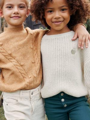 Gebreide meisjestrui met iriserende badge en parels ecru