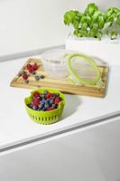 Emsa Clip & Go Fruit Bowl 1.1 l Kunststof Met deksel, Waterdicht, Vaatwasserbestendig Transparant, Groen 600577 - thumbnail