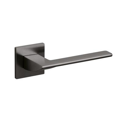 Olivari Deurklink Trend op rozet antraciet titaan PVD Olivari Deurklink Trend op rozet antraciet titaan PVD