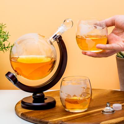 Whiskey Decanter Set - Drankdispenser - Wereldbol - 850ml - Inclusief 2 glazen