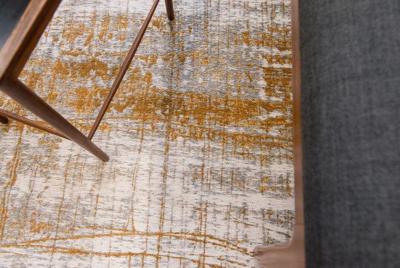 Louis de Poortere - Griff 8419 Mad Men Columbus Gold - 240x340 cm Vloerkleed Louis de Poortere - Griff 8419 Mad Men Columbus Gold - 240x340 cm Vloerkleed