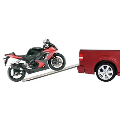 Carpoint oprijplaat - gegalvaniseerd staal - maximaal draagvermogen 200kg - antislip profiel - maximale hellingshoek 45° - tong lengte 9cm - afmeting 150x21cm Carpoint oprijplaat - gegalvaniseerd staal - maximaal draagvermogen 200kg - antislip profiel - maximale hellingshoek 45° - tong lengte 9cm - afmeting 150x21cm