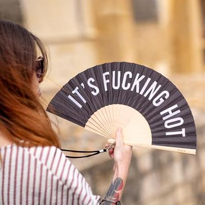 Houten waaier It's Fucking Hot - Zwart Houten waaier It's Fucking Hot - Zwart