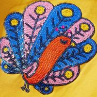 Kindertrui met pailletten pauwenprint 140 donker okerkleurig - thumbnail