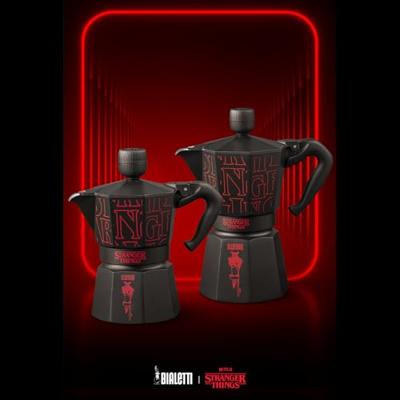 Italiaanse koffiemachine - BIALETTI - Moka Express - Stranger Things Collectie - 6 kopjes - 270 ml - Zwart/Rood Italiaanse koffiemachine - BIALETTI - Moka Express - Stranger Things Collectie - 6 kopjes - 270 ml - Zwart/Rood