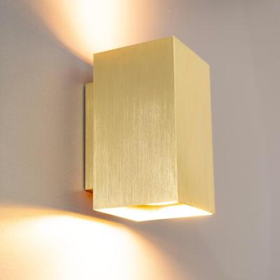 Cometa oro by LUSENZ - Up and downlight - Rechthoekige wandlamp met geborsteld gouden coating Cometa oro by LUSENZ - Up and downlight - Rechthoekige wandlamp met geborsteld gouden coating