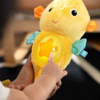 BABY EINSTEIN Babynachtlampje, gele zeepaardjesknuffel, reageert op babyhuil, muzikaal, lichtgevend, witte ruis, speenkoord - thumbnail