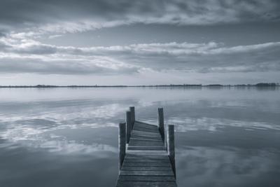 Schilderij - Reflectie in de ochtend, steiger, premium print, 2 maten, Grijs wit, Wanddecoratie