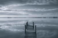 Schilderij - Reflectie in de ochtend, steiger, premium print, 2 maten, Grijs wit, Wanddecoratie - thumbnail