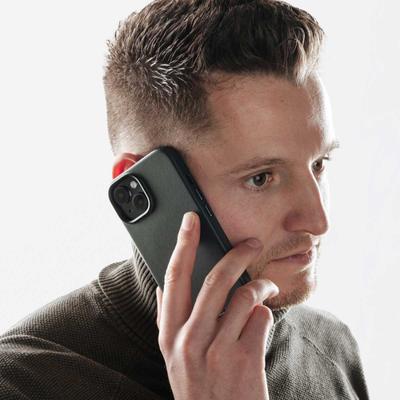 Accezz MagSafe Leather Backcover voor iPhone 16 Pro Max Telefoonhoesje Groen