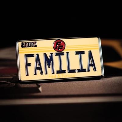 Fast & Furious Familia Kentekenplaat Pin Badge - Limited Edition Metal Collectible - Officiële Fast Saga Merchandise voor filmfans en autoliefhebbers