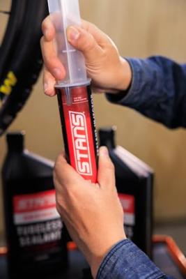 STANS NOTUBES Stan&apos;s tubeless sealant injector