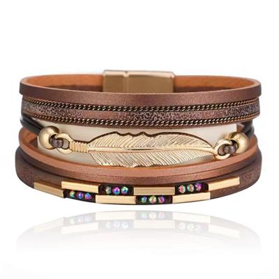 Deja Armband goudkleurig bruin met veer en strass