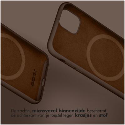 Accezz Liquid Silicone Backcover met MagSafe voor Samsung Galaxy S24 Plus Telefoonhoesje Bruin