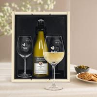 Wijnpakket met glas - Maison de la Surprise Chardonnay (Gegraveerde glazen) - thumbnail