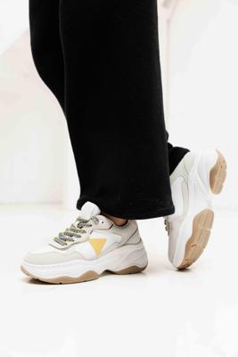 Guess Runner Happy Sneakers Dames Beige/Wit - Maat 37 - Kleur: BeigeWit | Soccerfanshop Guess Runner Happy Sneakers Dames Beige/Wit - Maat 37 - Kleur: BeigeWit | Soccerfanshop