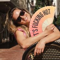 Houten waaier It&apos;s Fucking Hot - Roze/oranje - thumbnail
