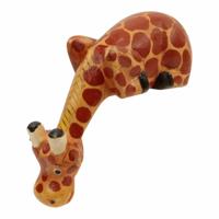 Houten Giraffe kijkt naar Beneden M - thumbnail