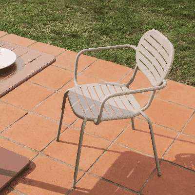 Kave Home Brai tuinstoel met arm gegalvaniseerd Taupe