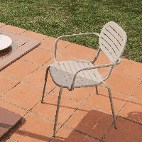 Kave Home Brai tuinstoel met arm gegalvaniseerd Taupe - thumbnail