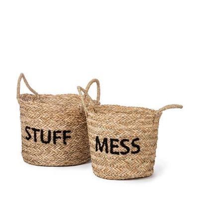 Rommelig en vol spullen, zet de zwarte mand neer. Rommelig en vol spullen, zet de zwarte mand neer.