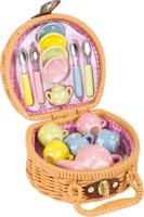 Porseleinen theeservies in picknickmandje - thumbnail