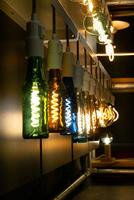 LED lamp in een blauwe bierfles en met een spiraalvormige LED gloeidraad E27 fitting - thumbnail