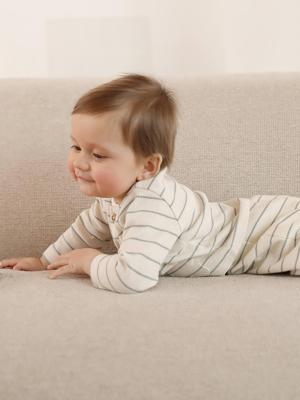 Gestreepte geboorteset met gilet en broek ecru Gestreepte geboorteset met gilet en broek ecru