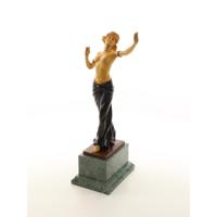 EEN BRONZEN HOUTEN SCULPTUUR VAN EEN JONGE VROUW - thumbnail
