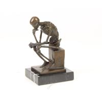 EEN BRONZEN BEELD VAN DE SKELET DENKER - thumbnail