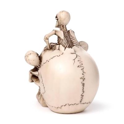 Schedel met barstende skeletten