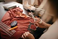 https://www.cchobby.nl/fiskars-fabric-razoredge-softgripr-l-21-cm-1-stuk - thumbnail