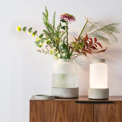 Zuiver Vaas/Tafellamp 'Reina' Beton en glas, Ø22cm Zuiver Vaas/Tafellamp 'Reina' Beton en glas, Ø22cm