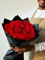 Boeket laten inpakken in zwart papier - thumbnail