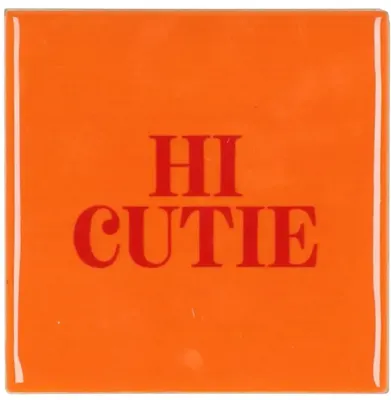 Daan Kromhout Design tegeltje keramiek hi cutie 10x10cm orange