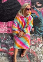 Draagbare deken met capuchon & mouwen - regenboog - thumbnail